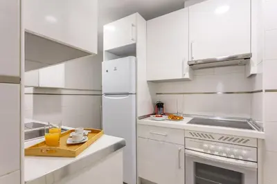 Una cocina o zona de cocina en Cozy 2BR Apartment Steps from Plaza Mayor