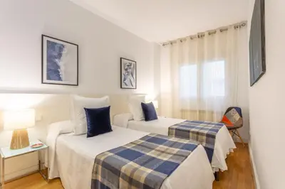 Cama o camas de una habitación en Cozy 2BR Apartment Steps from Plaza Mayor