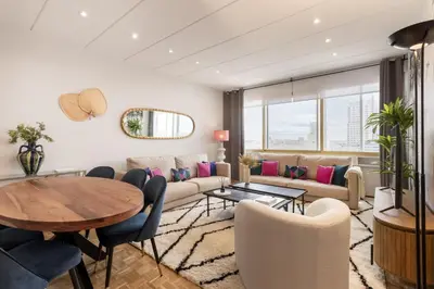 Zona de estar de Vibrant 2-Bed Apartment for 4 in Madrid