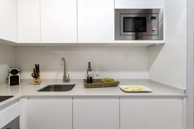 Una cocina o zona de cocina en Vibrant 2-Bed Apartment for 4 in Madrid