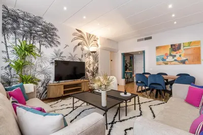Una televisión o centro de entretenimiento en Vibrant 2-Bed Apartment for 4 in Madrid