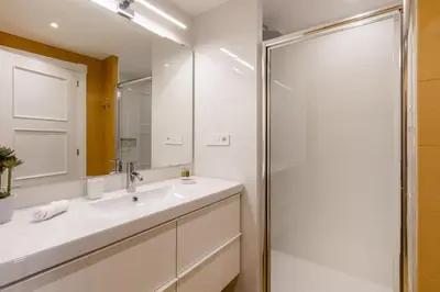 Un baño de Vibrant 2-Bed Apartment for 4 in Madrid