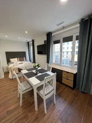 Una televisión o centro de entretenimiento en Apartamentos EconoStay Plaza de España
