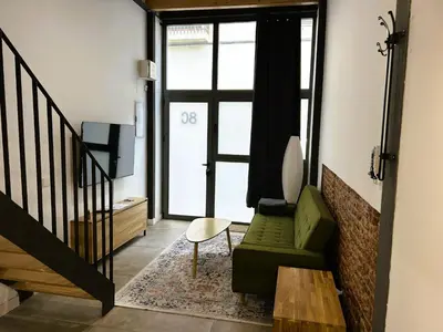 Una televisión o centro de entretenimiento en Stylish and Modern Loft in Madrid Centre