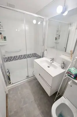 Un baño de Habitación Privada en piso Compartido Madrid, céntrico