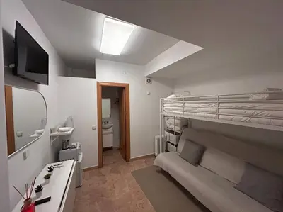 Una televisión o centro de entretenimiento en Cute studio in Gran Via -Si1