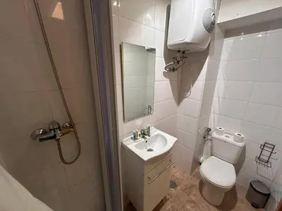 Un baño de Cute studio in Gran Via -Si1