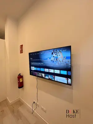 Una televisión o centro de entretenimiento en Alfonso XIII Apartments 1