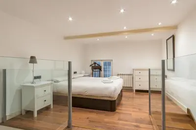 Cama o camas de una habitación en Downtown Duplex - 2 Bedrooms 2 Bathrooms - Opera