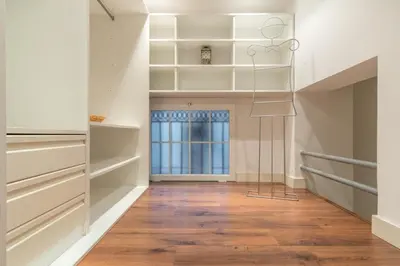 Plano de Downtown Duplex - 2 Bedrooms 2 Bathrooms - Opera