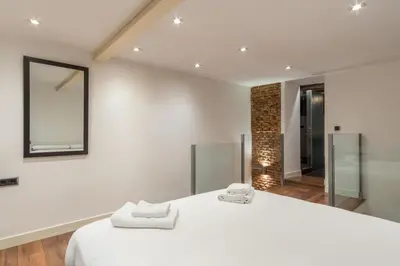 Cama o camas de una habitación en Downtown Duplex - 2 Bedrooms 2 Bathrooms - Opera