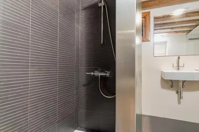 Un baño de Downtown Duplex - 2 Bedrooms 2 Bathrooms - Opera
