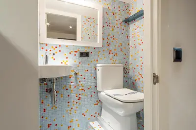 Un baño de Downtown Duplex - 2 Bedrooms 2 Bathrooms - Opera
