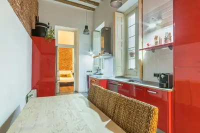 Una cocina o zona de cocina en Downtown Duplex - 2 Bedrooms 2 Bathrooms - Opera