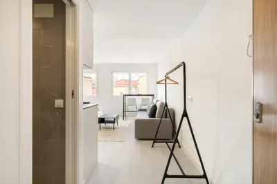 Zona de estar de apartamentos reformados en madrid rio con parking