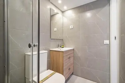 Un baño de apartamentos reformados en madrid rio con parking