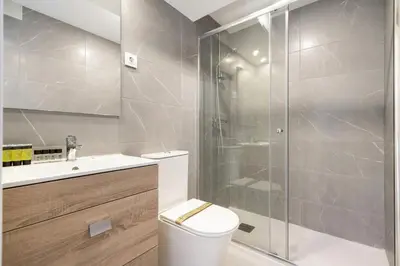 Un baño de apartamentos reformados en madrid rio con parking