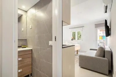 Una cocina o zona de cocina en apartamentos reformados en madrid rio con parking