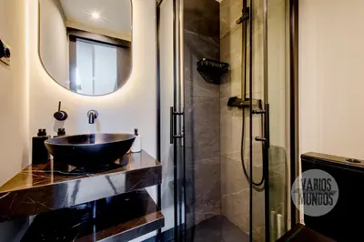 Un baño de Luces de Madrid para 7 en Santa Ana 20 E2