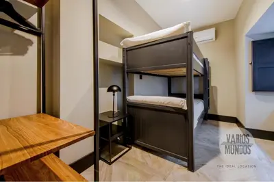 Cama o camas de una habitación en Cielo de Madrid para 7 en Santa Ana 20 E2