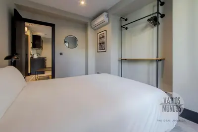 Cama o camas de una habitación en Esencia de Madrid para 7 en Santa Ana 20 E2
