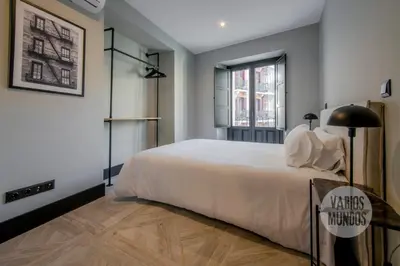 Cama o camas de una habitación en Esencia de Madrid para 7 en Santa Ana 20 E2