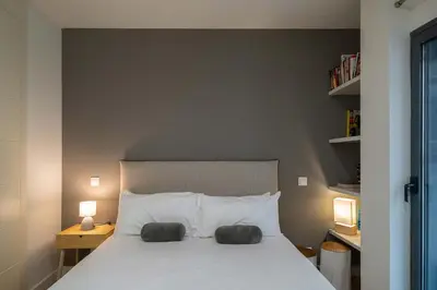 Cama o camas de una habitación en Housing Gran Via by SharingCo