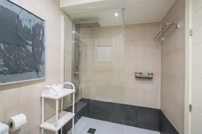 Un baño de Housing Gran Via by SharingCo