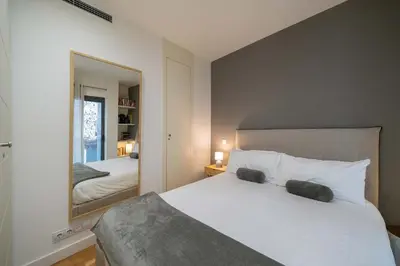 Cama o camas de una habitación en Housing Gran Via by SharingCo