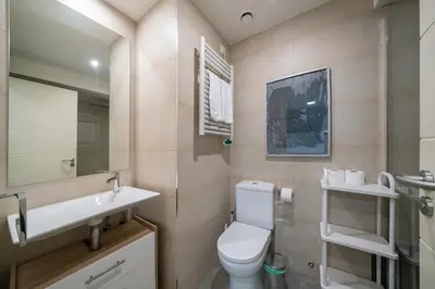 Un baño de Housing Gran Via by SharingCo