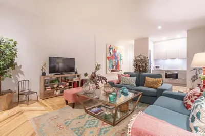 Una televisión o centro de entretenimiento en Elegant 2-Bed Apartment in Salamanca Madrid