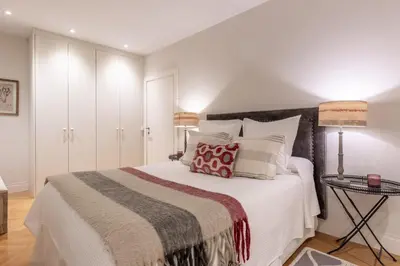 Cama o camas de una habitación en Elegant 2-Bed Apartment in Salamanca Madrid