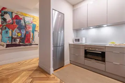 Una cocina o zona de cocina en Elegant 2-Bed Apartment in Salamanca Madrid