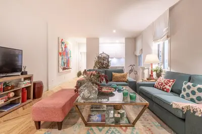 Una televisión o centro de entretenimiento en Elegant 2-Bed Apartment in Salamanca Madrid