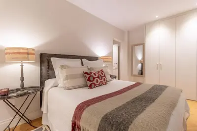 Cama o camas de una habitación en Elegant 2-Bed Apartment in Salamanca Madrid