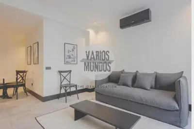 Zona de estar de Un Madrid moderno para 7, tu refugio en Abada 2 E2