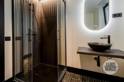 Un baño de Un Madrid moderno para 7, tu refugio en Abada 2 E2