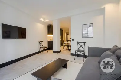 Una televisión o centro de entretenimiento en Un Madrid moderno para 7, tu refugio en Abada 2 E2
