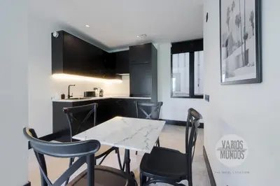 Una cocina o zona de cocina en Un Madrid vibrante para 4, conoce Abada 2 E2