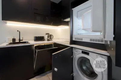 Una cocina o zona de cocina en Un Madrid vibrante para 4, conoce Abada 2 E2