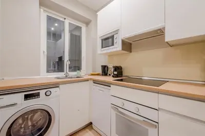 Una cocina o zona de cocina en Acogedor Apt 3 habitaciones y terraza en el Centro de Madrid