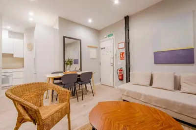 Zona de estar de Acogedor Apt 3 habitaciones y terraza en el Centro de Madrid
