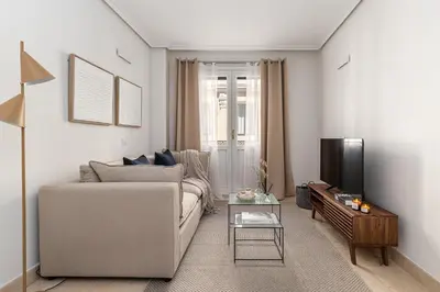 Una televisión o centro de entretenimiento en Waou Gran Via Apartment I - Corta Duración