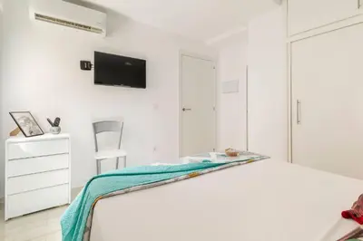 Una televisión o centro de entretenimiento en conde de miranda 1