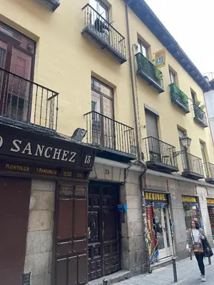 Edificio en el que se encuentra el hostal o pensión