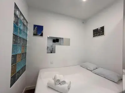 Cama o camas de una habitación en Centrally located flat in Madrid M80.8