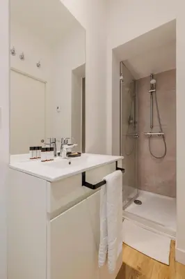 Un baño de Fomento by Wynwood House
