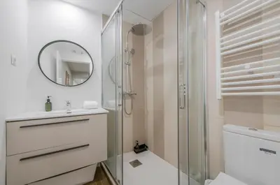 Un baño de Escapada urbana para 8 en Calle del Infante GL