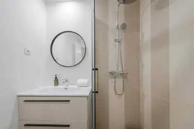 Un baño de Escapada urbana para 8 en Calle del Infante GL