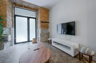 Una televisión o centro de entretenimiento en Escapada urbana para 8 en Calle del Infante GL